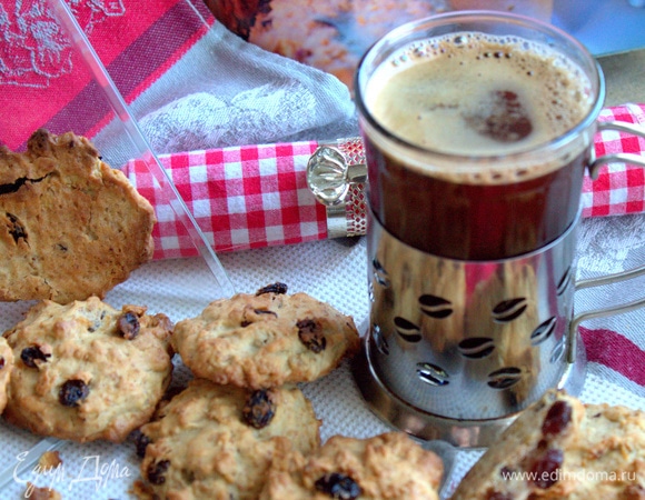 Сын утащил первую партию и съел с клубничным вареньем.