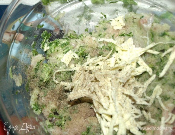 Филе тилапии измельчить с петрушкой и 1 ст. л. сливок. Добавить соль, черный перец по вкусу. Натереть на терке сливочное масло. Все продукты хорошо перемешать.