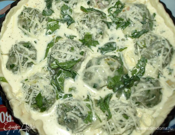 В миске соединить яйца и сливки. Добавить по вкусу соль, черный перец. Все хорошо взбить и залить рыбные шарики.