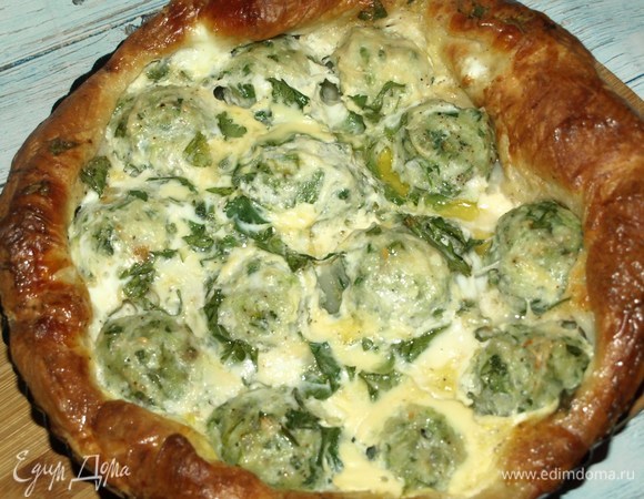 Выпекать 40 минут в заранее разогретой до 180°C духовке, но лучше ориентироваться на свою духовку. Готовый пирог достать. Дать немного остыть.