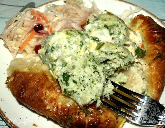 Подавать пирог с соленьями: капустой, огурцами.