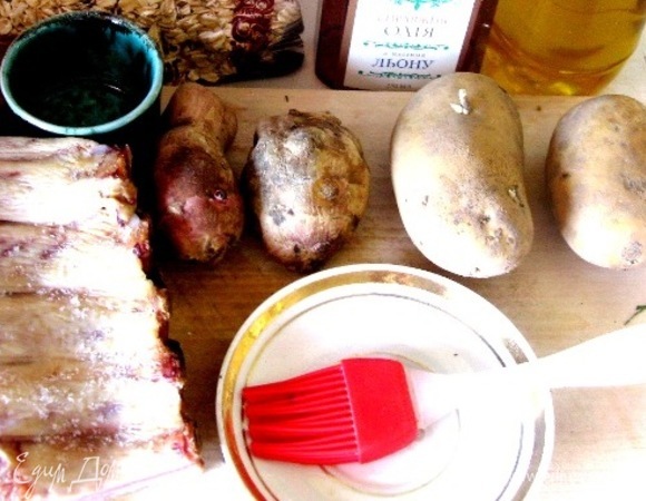 Все очень просто. Моем овощи и ребра (я брала копченые — так вкуснее, но в оригинальном рецепте надо использовать сырое мясо), нарезаем полосками, овощи чистим и нарезаем кубиками.