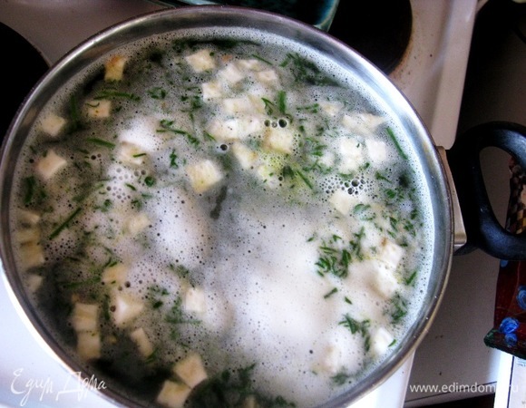 В кастрюлю наливаем холодную воду и кладем ребра, картофель, через минут 15 снимаем пену и добавляем остальные ингредиенты.