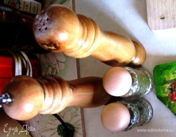 Важно: когда все овощи готовы, добавляем грибы, пасту, специи. Зеленью посыпать прямо перед подачей.