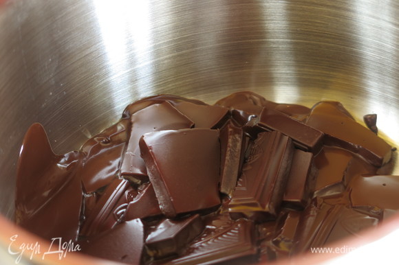 Шоколад растапливаем на водяной бане. Не мешаем.