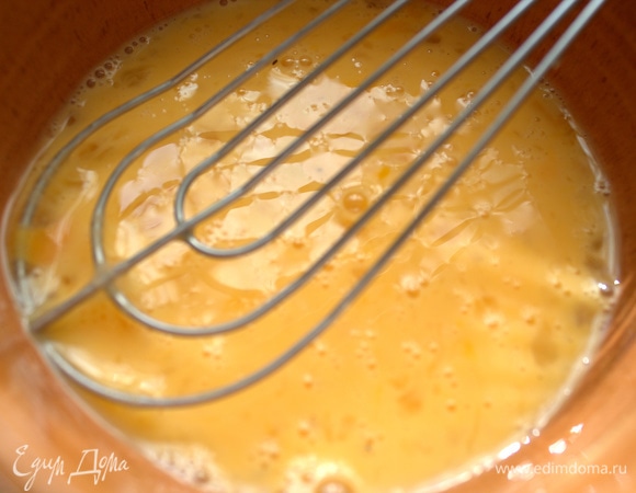 Взбить омлетную массу.