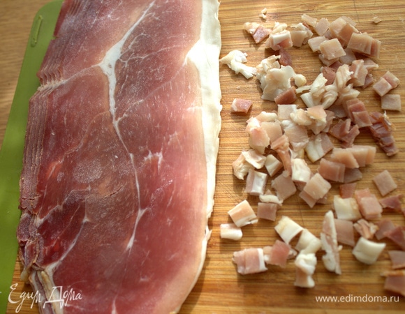 Бекон или ветчину измельчить.