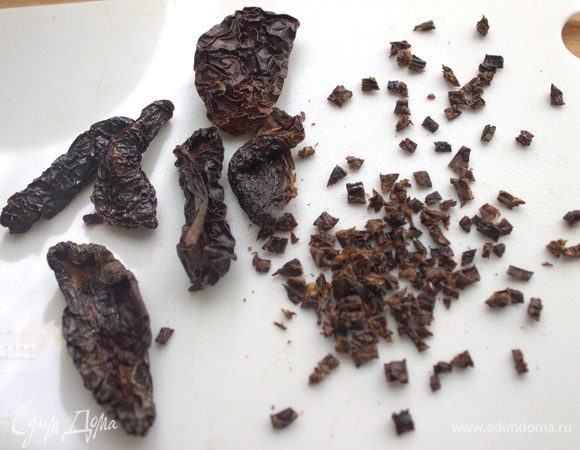 Вместо свежего помидора я взяла сушеный томат. Покрошить его.