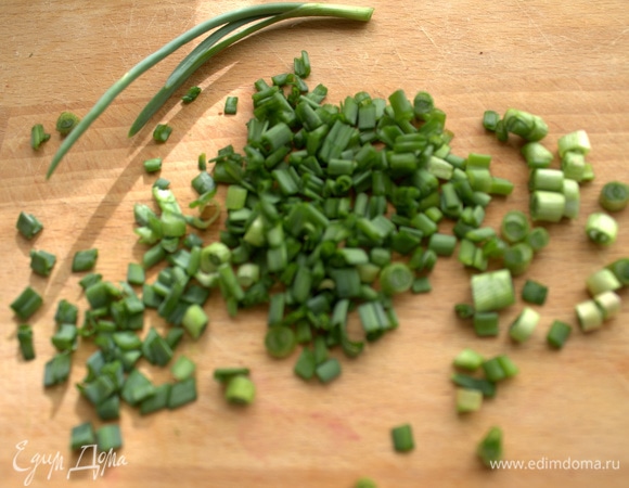 Лук нарезать.