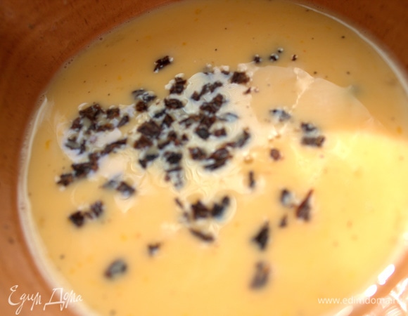 В процеженную массу всыпать томат.