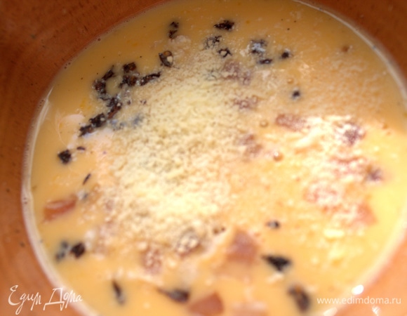 Ветчину и тертый сыр.