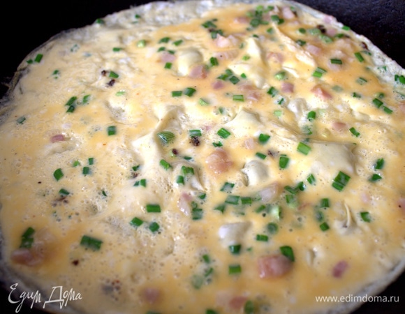 Разогреть сковороду с маслом и вылить часть массы.