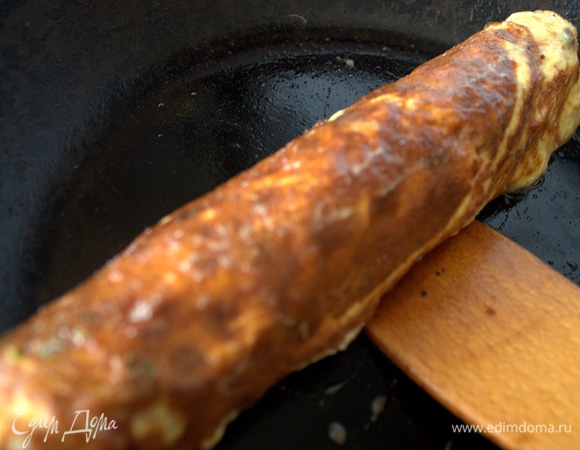 Готовый рулет переносим на доску.
