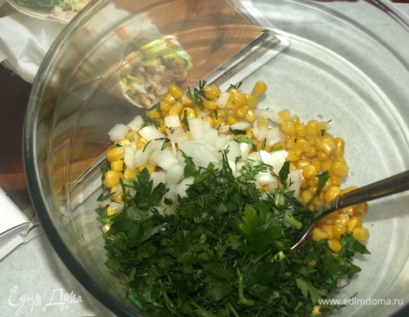В миске соединить кукурузу, мелкорубленую зелень, мелко нашинкованный лук.