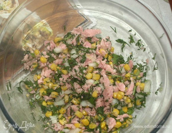 Добавляем консервированного тунца, разминаем его вилкой. Перемешиваем ингредиенты.