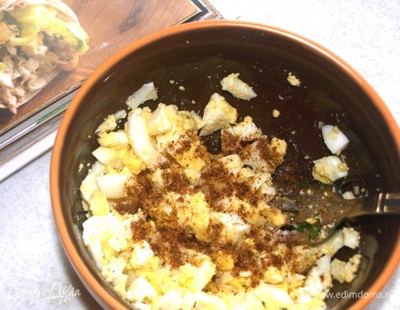 Яйца отварить, остудить. Мелко нарезать или размять вилкой. Добавить перец (у меня смесь черного и красного перца), горчицу, соль, оливковое масло и винный уксус. Все перемешать. Соединить с остальными ингредиентами. Добавить сметану или йогурт. Перемешать.