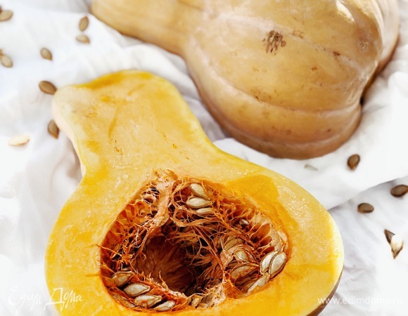 Для начала необходимо запечь тыкву. Половину тыквы нарезать небольшими ломтиками толщиной 1 см. Противень смазать оливковым маслом, выложить кусочки тыквы, сверху посыпать итальянскими травами. Запекать в разогретой до 200°С духовке до мягкости тыквы.