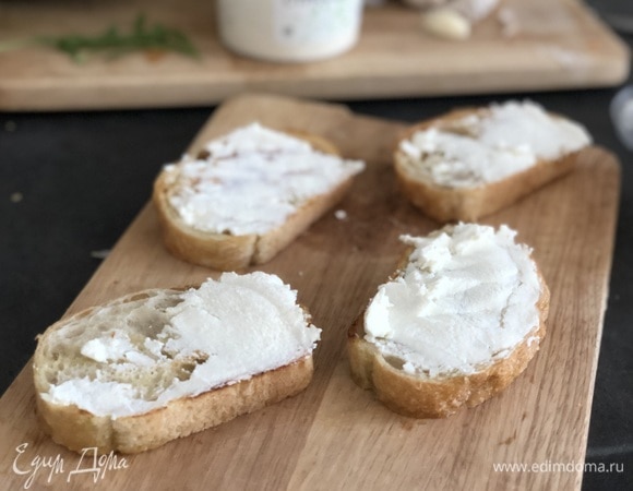 Ломтики чиабатты подсушить на сковороде без масла. Намазать на них тонким слоем сливочный сыр.