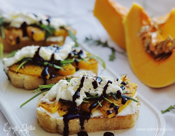 Поперчить и посолить по вашему вкусу. А также полить небольшим количеством бальзамического крема. Приятного аппетита!