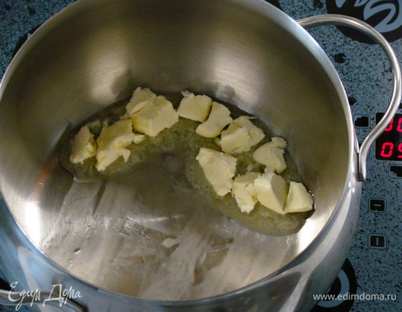 Растопить в глубокой кастрюле сливочное масло.