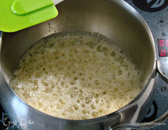 Прогреть рис в течение двух-трех минут, чтобы рис пропитался маслом.