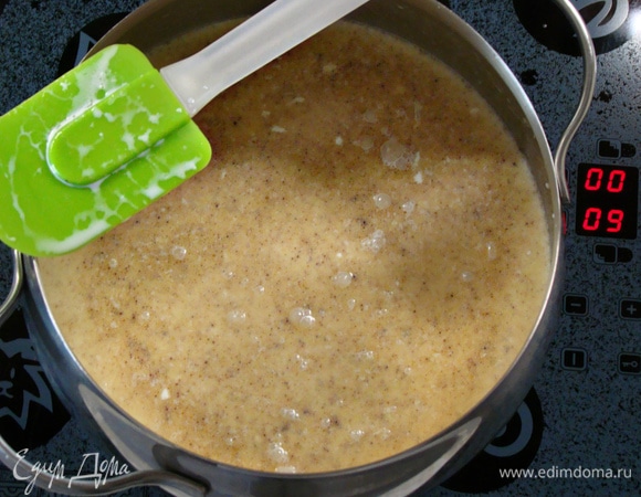 Смешать в кастрюле с рисом все ингредиенты, прогреть немного на огне и поставить в заранее разогретую до 150°C духовку на 2 часа.