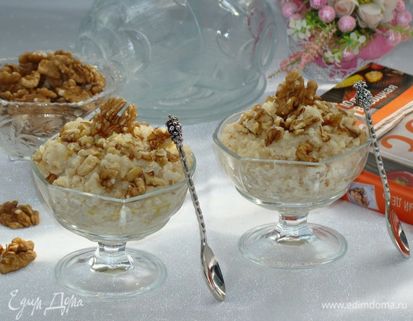 Пудинг разложить по креманкам, сверху посыпать рублеными орешками, украсить по вкусу и подать к столу. Очень вкусный, нежный и ароматный пудинг готов!