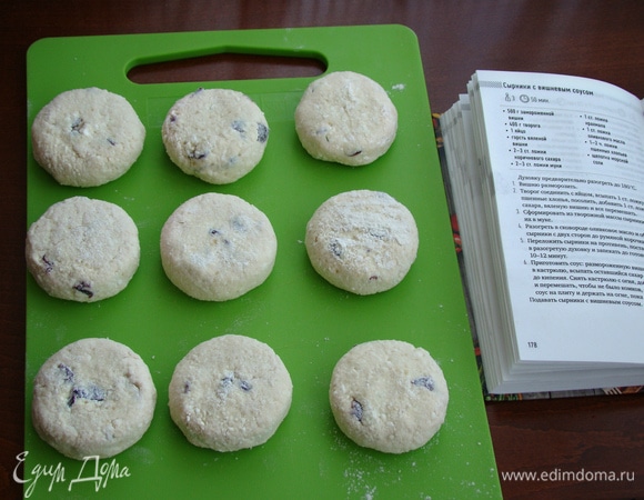 Творожную массу перемешать и сформовать сырники, обваляв их в муке.