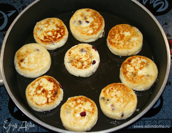 Разогреть в сковороде оливковое масло и обжарить сырники с двух сторон до румяной корочки.