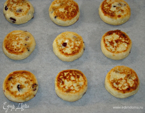 Выложить сырники на противень и запечь в разогретой до 170°C духовке минут 10–15.