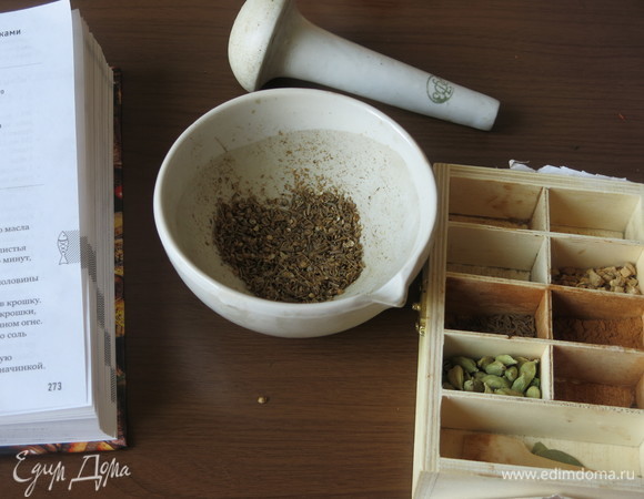 Измельчаем тмин и кориандр.