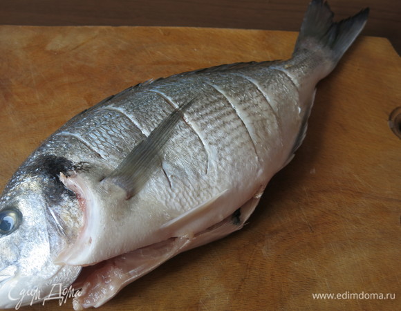 Делаем на рыбе глубокие надрезы.
