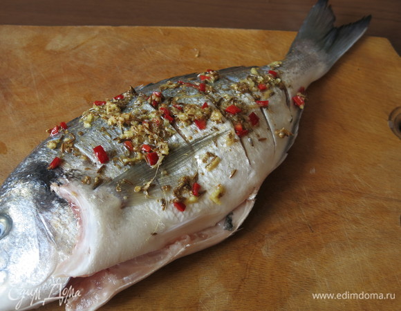 Натираем массой.