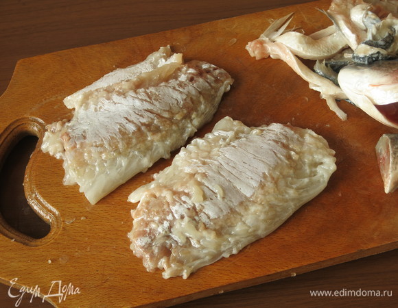 Снимаем кожу. Готовила половину порции — одну рыбу.