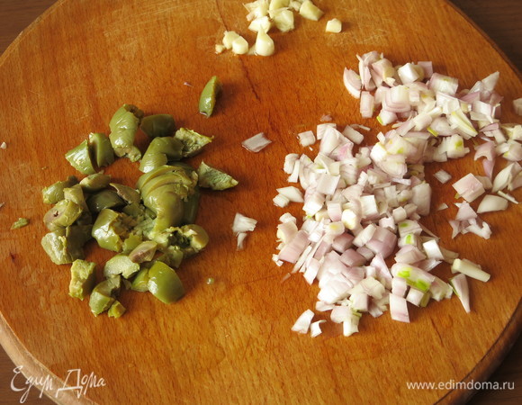 Нарезаем мелко лук, чеснок и оливки.