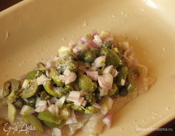 На одну часть филе кладем начинку.