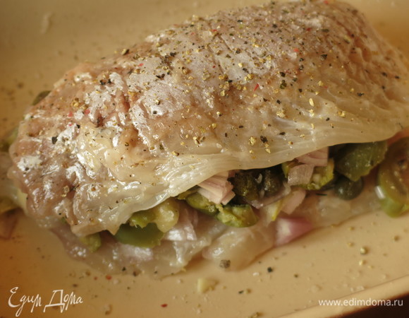 Сверху кладем вторую часть рыбы, перчим. У меня не белый перец, а смесь.