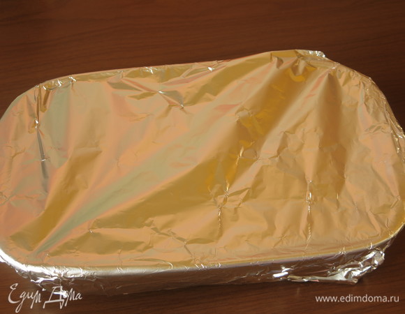 Закрываем фольгой и маринуем 5–10 минут. Включаем духовку на 170–180°C.