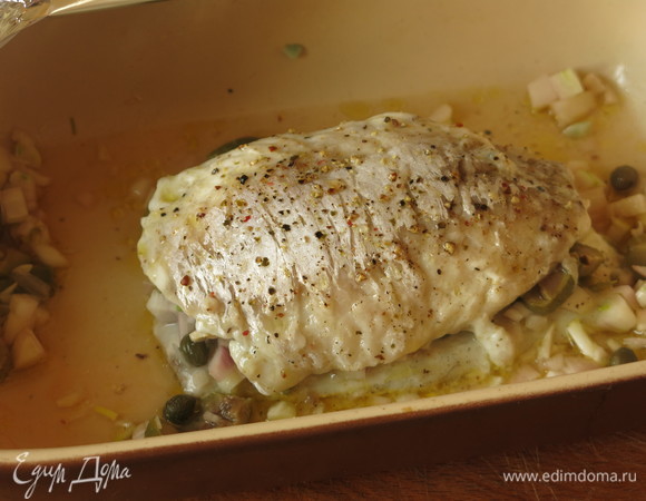 Юлия предлагает посыпать рыбу укропом, полить соком. Я сервировала шпинатом. Второе название дорады — аурата, то есть «золотистая рыба». Прекрасно дополняется вкусным золотистым соком из оливкового масла и вина. Приятного аппетита!