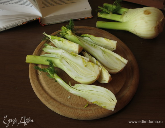 Разрезаем фенхель на 8 частей.