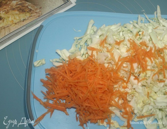 Капусту нашинковать и слегка помять руками. Морковь очистить и натереть на крупной терке. Лук очистить и мелко нашинковать. На сковороде разогреть 2 ст. л. оливкового масла, выложить овощи, посолить и жарить 7–10 минут.