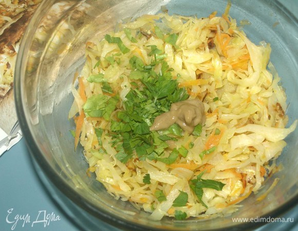 Овощи переложить в миску. Добавить измельченную петрушку и горчицу.