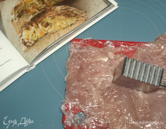 Куриное филе завернуть в пищевую пленку и отбить. Снять пленку, филе посолить, поперчить и нарезать тонкими полосками или небольшими кусочками. Обжарить в разогретом в сковороде оливковом масле до готовности. Добавить к филе мед и бальзамический укус. Прогреть еще 5 минут.