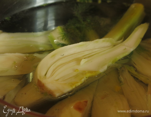 Варим фенхель в кипящей воде 5 минут.