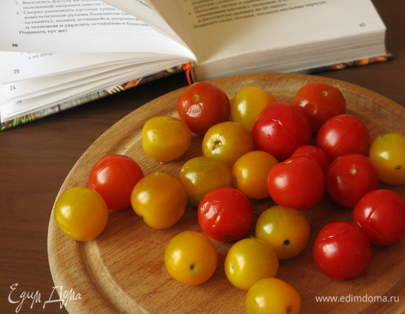 Делаем разрезы на томатах черри.