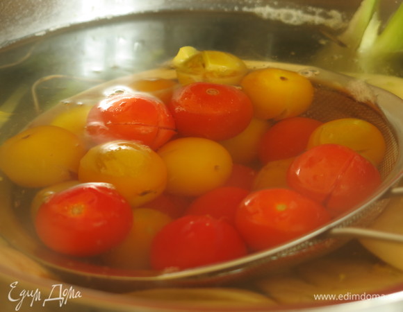 Опускаем томаты на 1 минуты в воду кипящую.