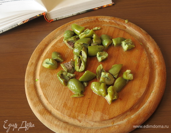 Нарезаем оливки.