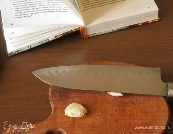 Очищаем чеснок (раздавливаем плоской стороной ножа).