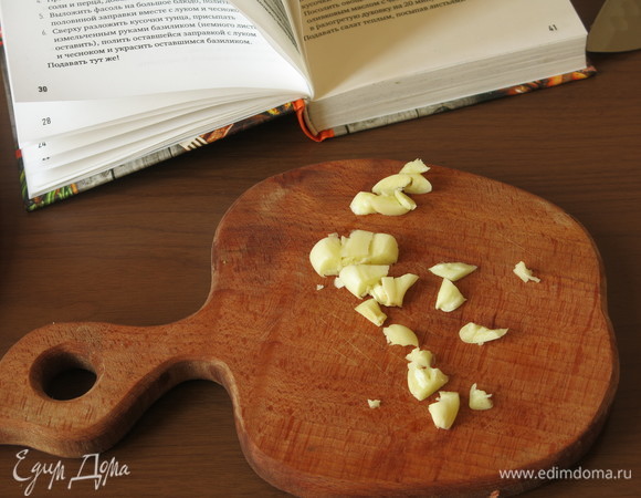 Нарезаем чеснок.