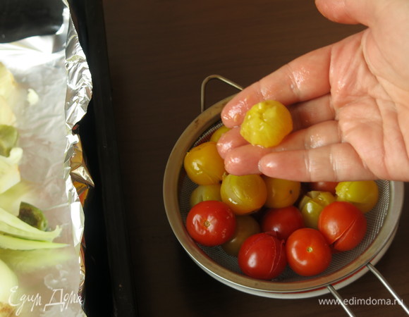 Снимаем кожицу с томатов.